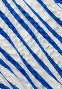 Strickstoff mit horizontalen blauen und weißen Streifen, der Textur und Farbkontrast in einer glatten, garnähnlichen Komposition betont.