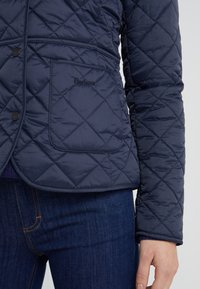 Barbour DEVERON QUILT - Jachetă subțire - navy/pale pink