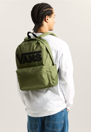 Olivgrüner Rucksack mit großem schwarzem "VANS"-Logo, gepolsterten Gurten, einer Fronttasche und einer glatten, strukturierten Stoffaußenfläche.