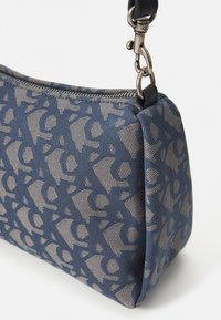 Borsa in tessuto blu a motivo con forma rettangolare, dotata di chiusura con zip e attacco per tracolla in metallo di colore nero.