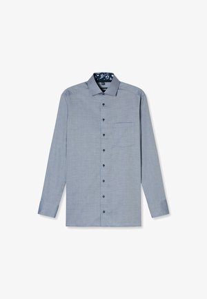 Chemise à manches longues bleu clair avec un motif à carreaux, une poche poitrine et un col avec une doublure à motif. Boutons noirs à l'avant.