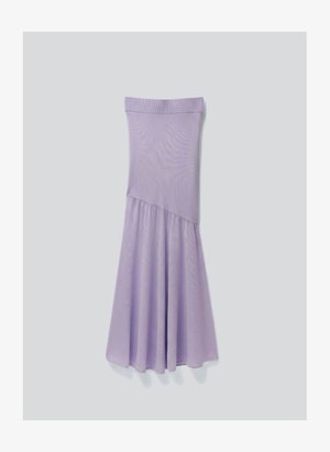 Lavandas krāsas asimetriska svārku ar pieguļošu riboto augšdaļu un ziedlapiņveida, plūstošu apakšdaļu, attēlota pret vienkāršu gaiši pelēku fonu.