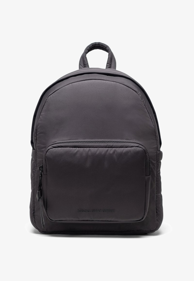 Sac à dos gris en nylon avec une forme arrondie, une texture rembourrée, une poche avant zippée et des bretelles réglables. Dispose d'un logo discret en bas.