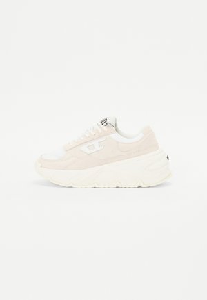 Sko med en kraftig hvit gummisåle, lys beige semsket skinn, mesh-detaljer og et logoelement på siden.