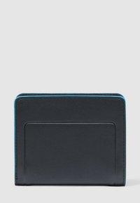 Zwarte leren portemonnee met een gestroomlijnd ontwerp, lichtblauwe randafwerking en een externe kaartsleuf aan de achterkant. Gladde textuur.