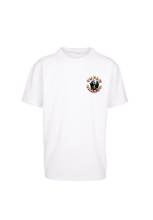 Hvid bomulds t-shirt med et farverigt cirkulært grafisk design med navnet "TUPAC SHAKUR" og en sort-hvid illustration i midten.