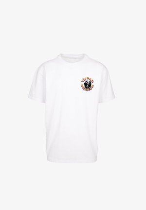 Balts kokvilnas T-krekls ar krāsainu apļa grafiku, kurā iekļauts nosaukums "TUPAC SHAKUR", un melnbalta ilustrācija centrā.