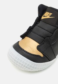Jordan JORDAN 1 UNISEX - Prvé topánky - black/metallic gold/sail