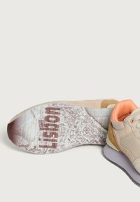 Sneaker informale con tomaia in tessuto beige, marrone chiaro e arancione, intersuola viola e suola con un design dettagliato della mappa e la parola "Insight."