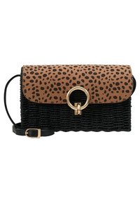 Sac bandoulière noir tissé avec un rabat tacheté marron clair, une quincaillerie circulaire dorée et une finition texturée. Bretelle en cuir noir ajustable incluse.