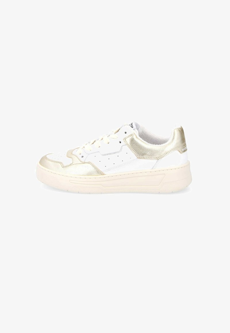 Zapatilla blanca con acentos dorados, que cuenta con una parte superior de cuero suave, punta redondeada, detalles perforados y una suela acolchada.