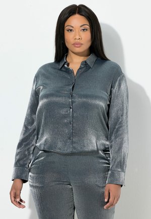 Metalen grijs overhemd met lange mouwen, gekenmerkt door een gladde, glanzende textuur en een cropped ontwerp, aangevuld met bijpassende broek.