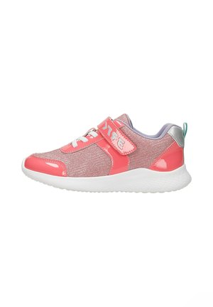 Rosa Sportschuh mit glitzerndem Mesh-Obermaterial, glänzenden Akzenten, weißer Sohle und verstellbarem Klettverschluss. Verfügt über kontrastierende silberne Elemente.