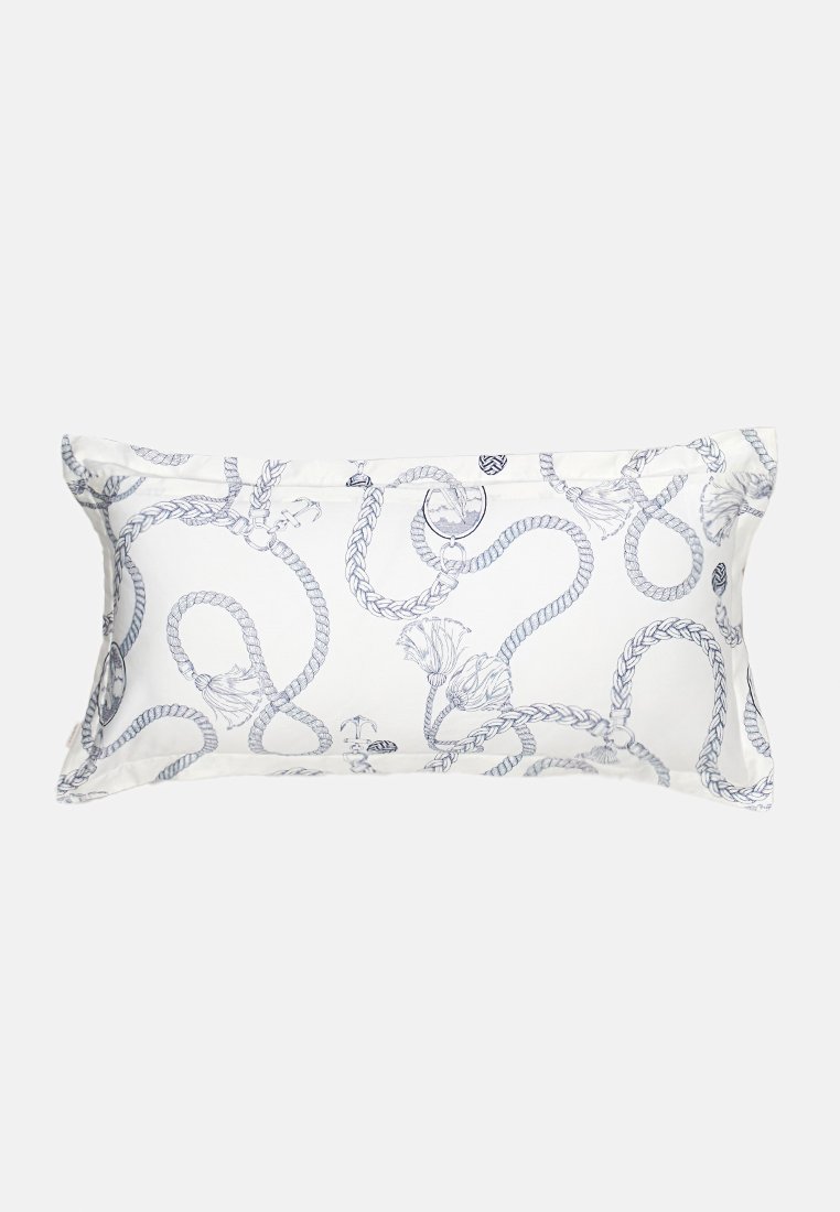 Rechteckiges Kissen mit einem weißen Stoff, der blaue Seil- und Blumenmuster aufweist, mit einer glatten Textur und gekettelten Kanten.