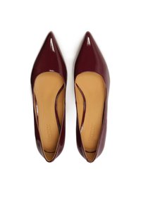 Scarpe con punta a punta in pelle verniciata borgogna, caratterizzate da una superficie liscia e un design a taglio, con una soletta color sabbia e dettagli di cucitura raffinati.