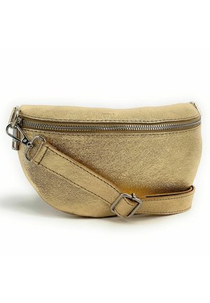 Sac bandoulière métallique doré avec un design incurvé, doté d'une fermeture éclair et d'une bandoulière réglable. Texture lisse avec des coutures visibles.