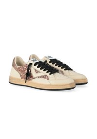 Sneakers in pelle beige con accenti di glitter marrone, lacci neri, punta perforata e suola in gomma beige testurizzata.