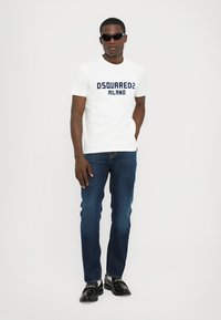 Dsquared2 COOL FIT TEE - Trükipildiga T-särk - white/dark navy
