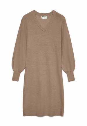 Robe en tricot marron clair avec un décolleté en V, des manches longues bouffantes et une texture côtelée. L'ourlet tombe au-dessus des genoux, présentant une silhouette décontractée.