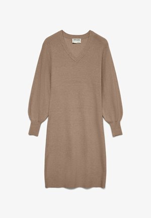 Robe en tricot marron clair avec un décolleté en V, des manches longues bouffantes et une texture côtelée. L'ourlet tombe au-dessus des genoux, présentant une silhouette décontractée.
