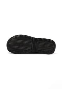 Semelle de chaussure en caoutchouc noir avec un motif en chevrons et une texture adhérente. Comprend un large talon et des zones lisses pour une traction supplémentaire.