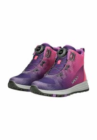 Fialové a růžové středně vysoké turistické boty s texturovaným povrchem, bungee uzavíráním a robustní šedou podrážkou. Obsahují systém nastavení BOA.