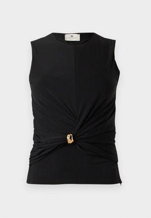Crni top bez rukava s naboranom tkaninom, ima uvijeni prednji dio i zlatni ukrasni detalj u struku. Glatka tekstura i prilagođeni kroj.
