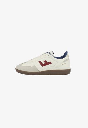 Witte sportieve schoenen met een rood logo, bovenwerk van suede en synthetisch materiaal, gestructureerde rubberen zool en een gevoerde blauwe kraag. Klassieke designelementen.
