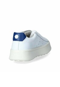 Sneaker bianco con tomaia in pelle liscia, accentuazione blu sul tallone, punta tonda e suola in gomma texturizzata. Presenta dettagli perforati lungo i lati.