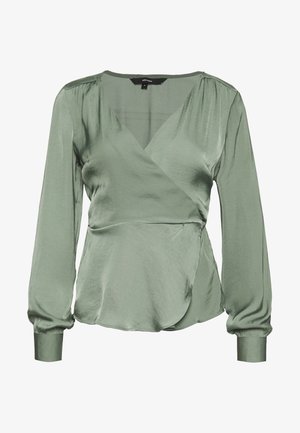 Zielona satynowa bluzka z długimi rękawami, zapinana na krzyż, z dekoltem w kształcie V i marszczonym detalem na ramionach. Gładka tekstura z płynącym krojem.