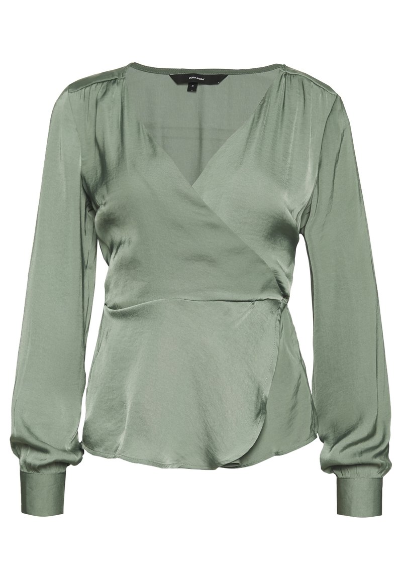 Blusa in satin verde con maniche lunghe, design avvolgente, scollatura a V e dettaglio arricciato sulle spalle. Texture liscia con un drappeggio fluido.