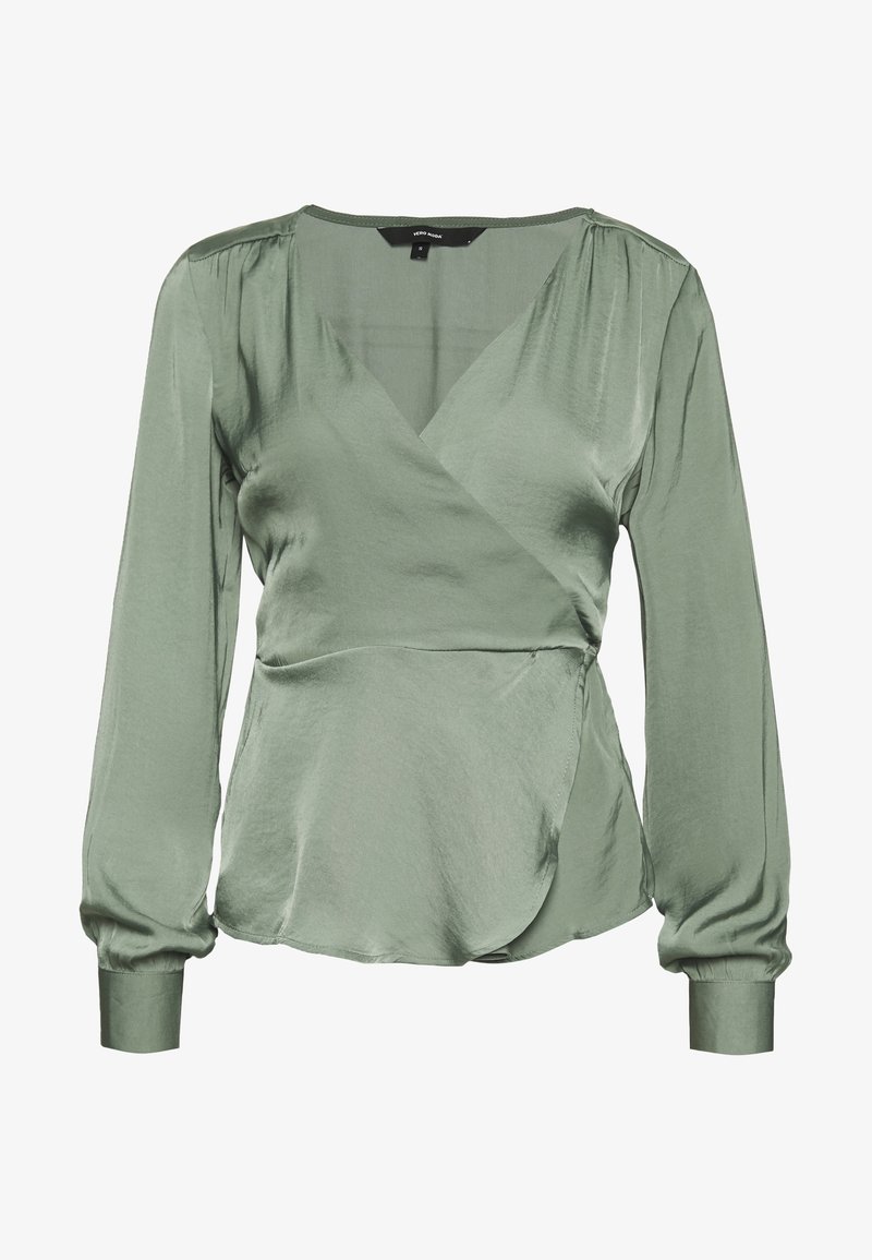 Blusa in satin verde con maniche lunghe, design avvolgente, scollatura a V e dettaglio arricciato sulle spalle. Texture liscia con un drappeggio fluido.