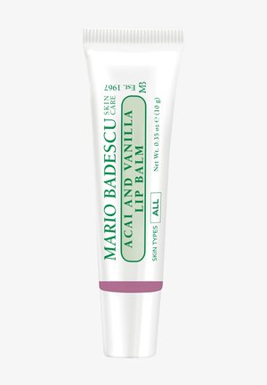 Bálsamo labial Mario Badescu de açai y vainilla en un tubo blanco con texto verde, adecuado para todo tipo de piel, peso neto 0,35 oz (10 g).