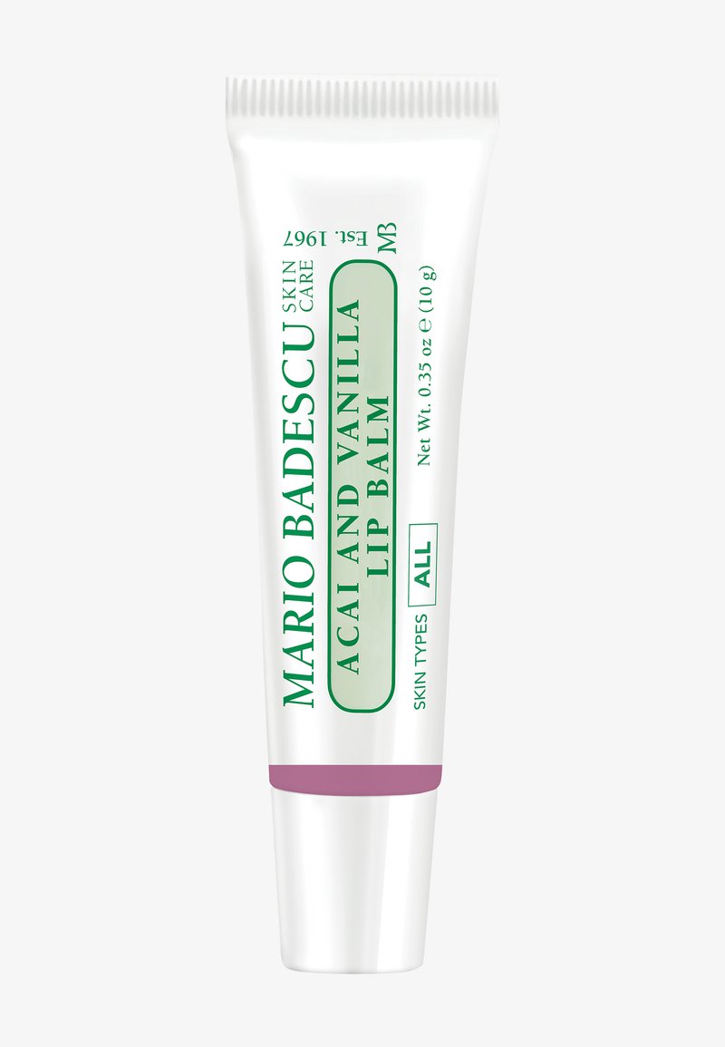 Balsam do ust Mario Badescu Acai i Wanilia w białej tubce z zielonym tekstem, odpowiedni dla wszystkich typów skóry, o wadze netto 0,35 oz (10 g).