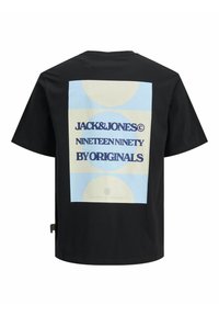 Sort bomulds T-shirt med et stort grafisk print på ryggen, der har fed tekst i blå og gule cirkler samt et emblem nedenfor.