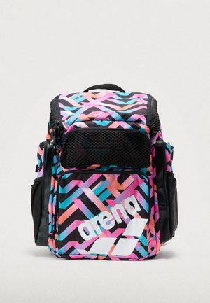 Πολύχρωμο σακίδιο πλάτης με γεωμετρικό σχέδιο σε ροζ, μπλε και μαύρο. Διαθέτει τσέπη από δίχτυ, εμπρόσθιο διαμέρισμα με φερμουάρ και λεπτομέρεια με λογότυπο.