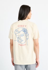 Obey Clothing - BELLA MAXIMUS - T-shirt print - cream Miniatuurafbeelding 1