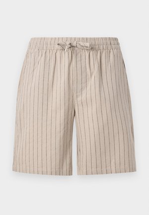 Calções às riscas bege feitos de um tecido leve. Apresentam um cós elástico com cordão e bolsos laterais. Detalhe de riscas verticais.