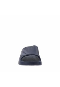 Ciabatta in blu navy realizzata in materiale gommoso e liscio. Design open toe, forma curva, soletta testurizzata e accenti rigati sulla parte superiore.