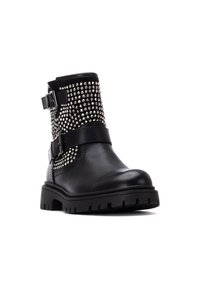 Botte noire en cuir à la cheville avec des clous en argent, double boucles et semelle épaisse. Présente une texture lisse et un relief robuste pour une bonne traction.