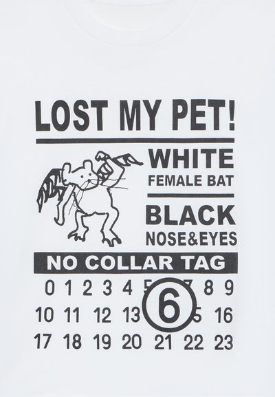 Vit t-shirt med svart texttryck och en teckning av en fladdermus. Texten inkluderar "FÖRLORADE MIN HUND!" och detaljer om fladdermusens utseende.
