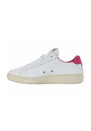 Sneakers en cuir blanc avec une texture lisse, accents roses sur le talon et la languette, dotés de lacets plats et d'une semelle en caoutchouc texturée.