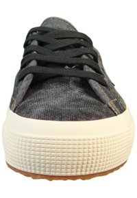 Szare płótniowe buty z czarnymi sznurowadłami, białą gumową podeszwą i teksturowanym gripem. Posiadają żółte przeszycia i okrągły design czubka.