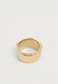 Guldmetalring med en glat, poleret finish. Har en bred skæft og to hævede accenter på hver side.