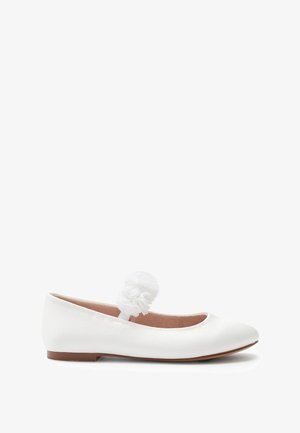 Ballerines blanches en satin avec un bout arrondi, un petit talon et une fleur décorative en tissu blanc sur la lanière. Texture douce, design minimal.