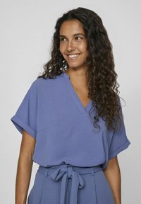 VILA MIT KURZEN ÄRMELN V-AUSSCHNITT - Camicetta - bijou blue
