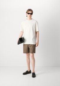 Les Deux Rövidnadrágok - brown