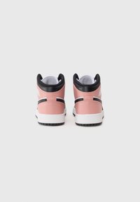 Sneaker alte con una toma rosa in materiale sintetico, accenti neri, suola bianca e retro texturizzato. Presentano materiali lisci e un branding sottile.
