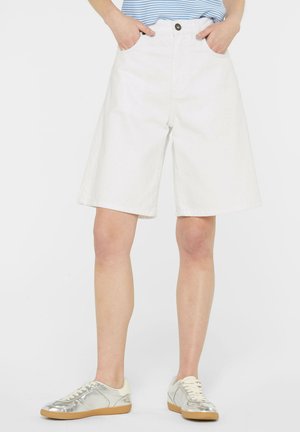 Weiße Denim-Shorts mit hoher Taille, Knopfverschluss und Seitentaschen. Glatte Textur mit einer lockeren Passform, die über dem Knie endet.