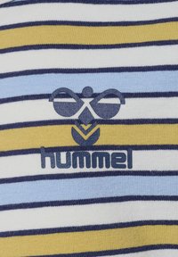 Randig tyg med blå, gul och vit färg; har en logotyp med insektliknande design och ordet "hummel" i mörkblått under.